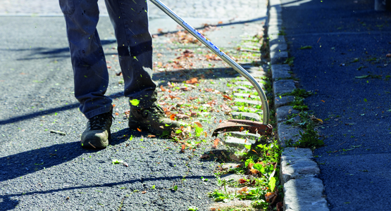 De septembre à la mi-octobre, place au désherbage des trottoirs et chaussées publiques, soit l’équivalent de 178 kilomètres linéaires traités.